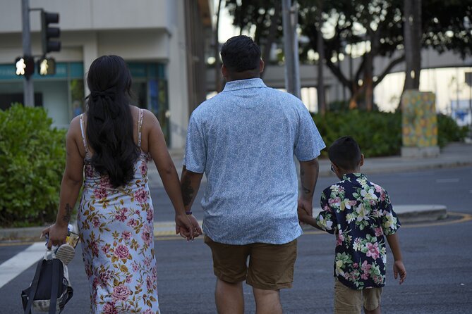 1 Hour Family/Group Photography Honolulu Beautiful and Magical - Using your cell phone like you planned it (not like you forgot it)