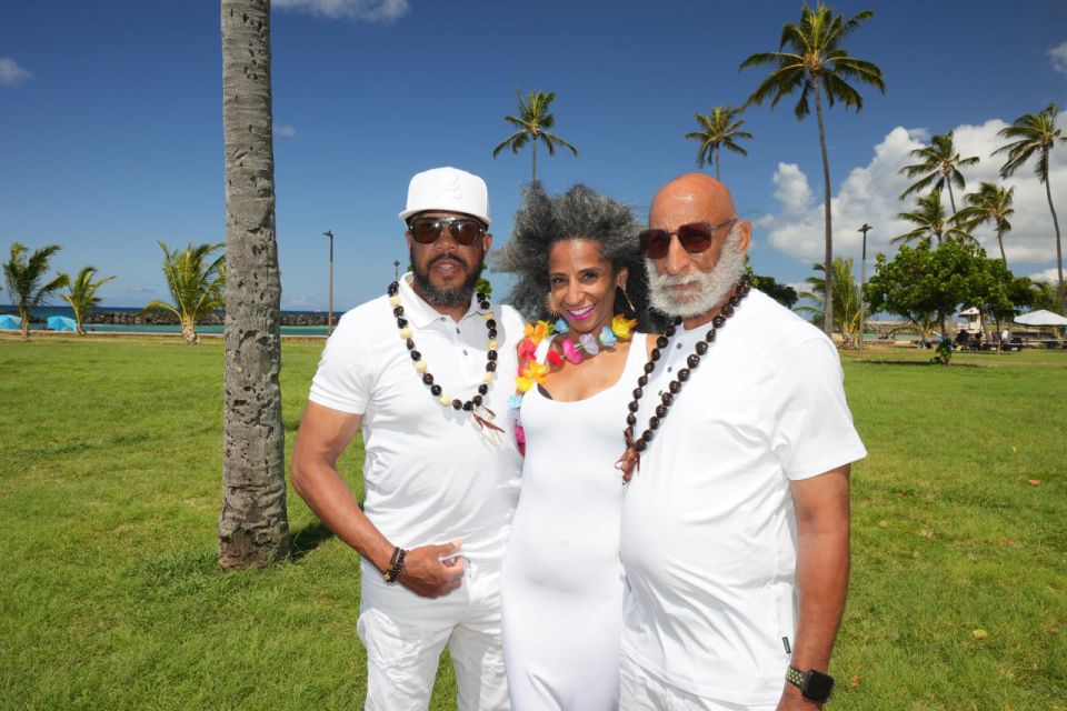 1 Hour Photography Honolulu Beautiful and Magical - What to Wear: Bright Colors and Simple Confidence