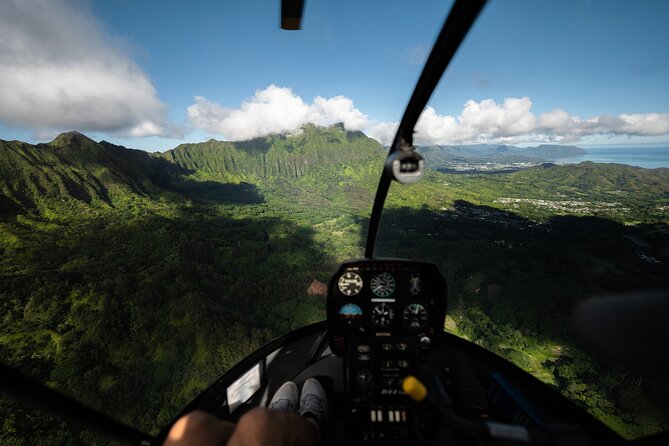 18 Minutes SHARED Helicopter Tour in Honolulu - From Honolulu Airport to the harbor: your first big view sweep