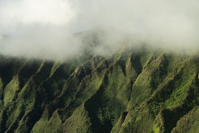18 Minutes SHARED Helicopter Tour in Honolulu - Over Diamond Head: the volcanic ring and the 1899 lighthouse