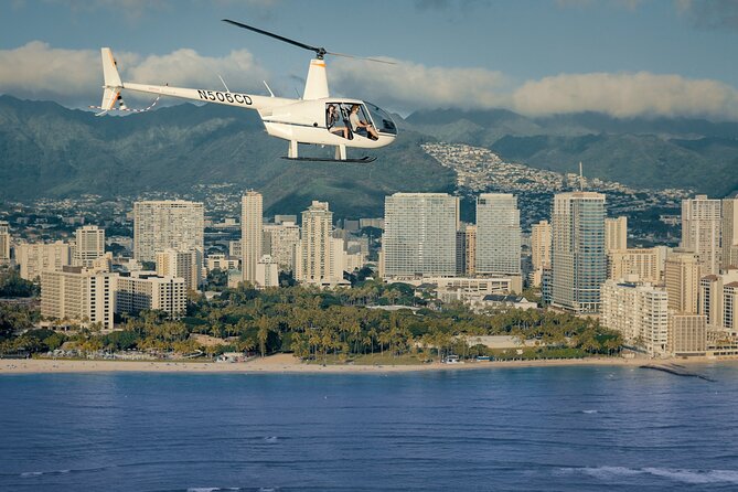 18 Minutes SHARED Helicopter Tour in Honolulu - Size matters: max 3 people, clearer explanations, less crowd energy