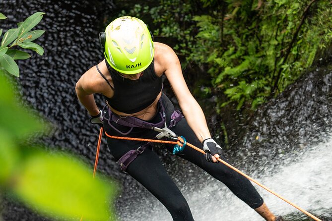 Chasing Waterfalls:Wild Hawaii Rappelling - Rappelling technique: how to feel ready fast