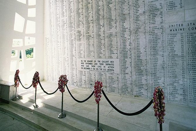Complete Pearl Harbor Experience from Waikiki Area Hotels - Punchbowl Cemetery and Iolani Palace: Honolulu Adds Meaning, Not Just Photos