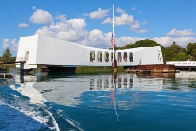 Family-friendly Pearl Harbor and Honolulu Downtown with private transportation - King Kamehameha Statue: a fast photo stop with big identity