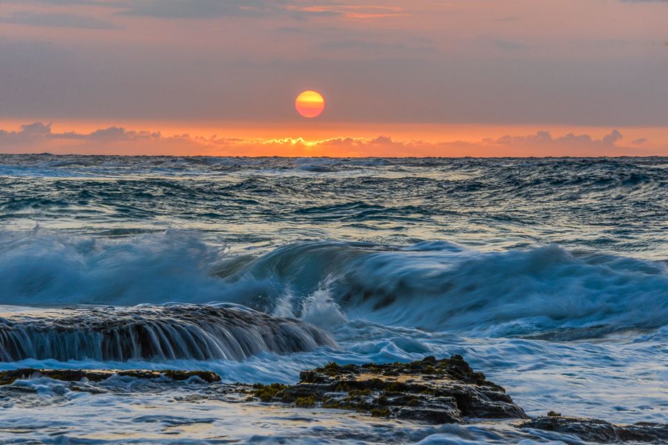 First Day Must 10-Hour Sunrise & Full Island Photo Tour - Haleiwa Town Time and Market Moments: The Human Side of the Day