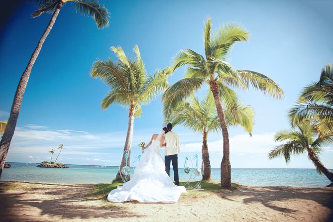 Hawaii Wedding - Aloha Beach Wedding and Photo Session - A Waikiki Pickup Makes the Wedding Day Feel Easy