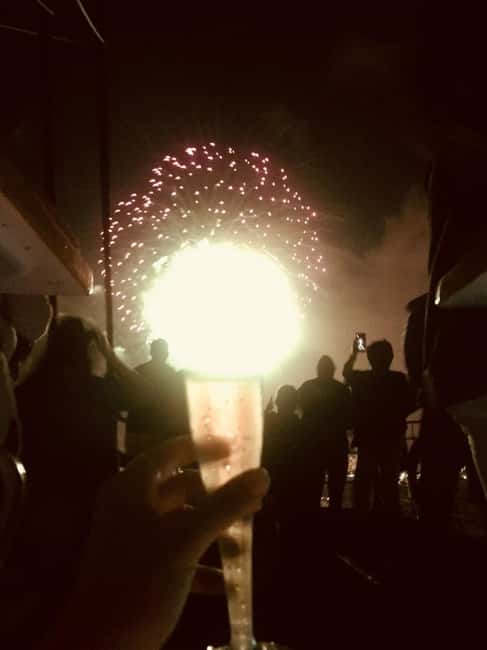 Honolulu: 1-Hour Friday Night Fireworks Cruise with Drinks - The Hilton Friday fireworks: what it’s like from the ocean