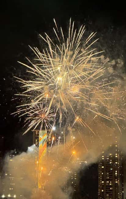 Honolulu: 1-Hour Friday Night Fireworks Cruise with Drinks - The 1-hour cruise: Waikiki and Ala Moana views with a party soundtrack