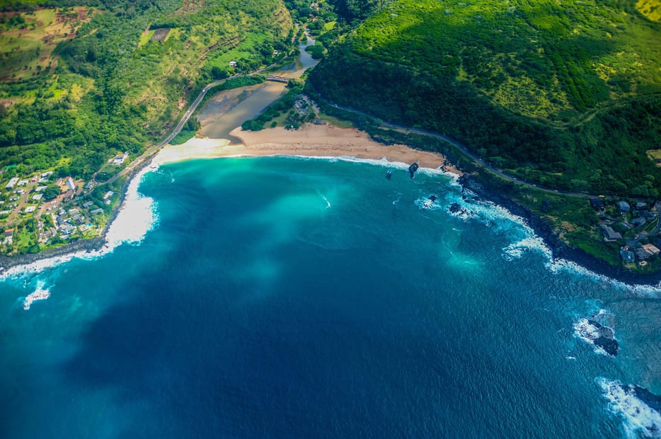Honolulu: Blue Skies of Oahu Helicopter Tour - Nuuanu Valley Rainforest and Kaneohe Bay: Green Depth and Coral Formations