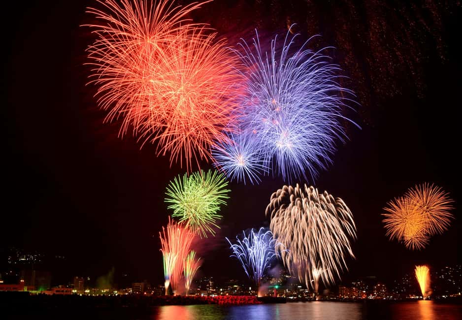 Honolulu: Friday Night Fireworks Cruise with Music - The Weekly Hilton Hawaiian Village Show, Viewed From the Ocean