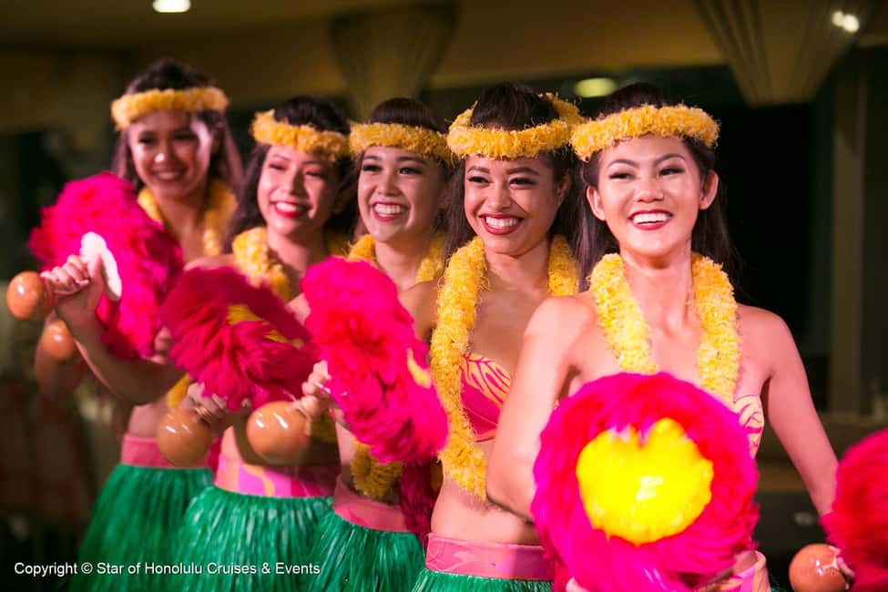 Honolulu: Pacific Star Sunset Buffet and Show - Friday perks: extra hour at sea and fireworks