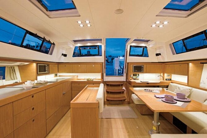 Luxury Diamond Head Sunset Sail - The Cruise: Waikiki Views to Diamond Head at Golden Hour