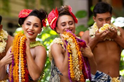 Oʻahu: Nā Lei Aloha Lūʻau & Dinner or Cocktail Show Option - Lei greeting and handcrafted cocktails: where the aloha starts