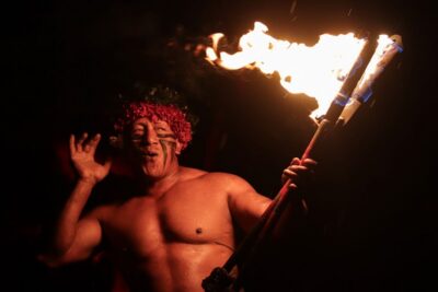 Oahu: Chief's Luau Dinner Show - The start: lei greeting and the imu ceremony moment
