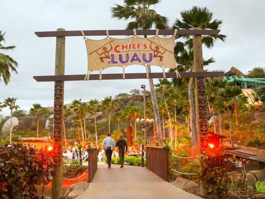 Oahu: Chief's Luau Dinner Show - The fire knife dance finale: 8 dancers, 10 minutes, no shortcuts