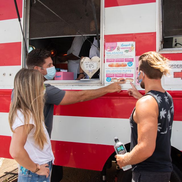 Oahu: Full-Day Guided Hawaiian Food and Photo Tour - Leonard’s Malasada Stop: Short Line Energy, Big Flavor Payoff