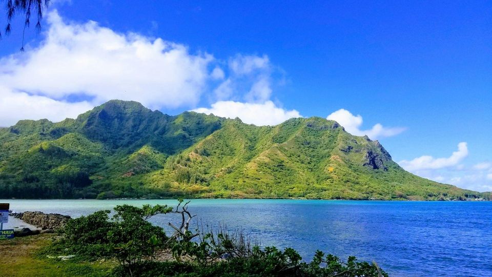 Oahu: North Shore Circle Island Small-Group Tour - Entering the North Shore: surf-town stops and the feeling of momentum
