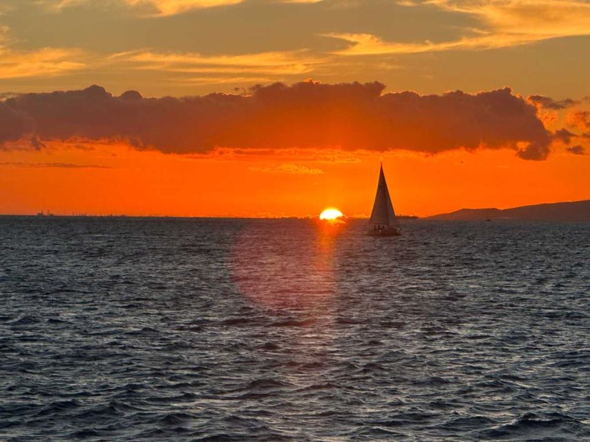 Oahu: Sunset sailing in small intimate groups - Captain Tony’s storytelling and the marine-life vibe