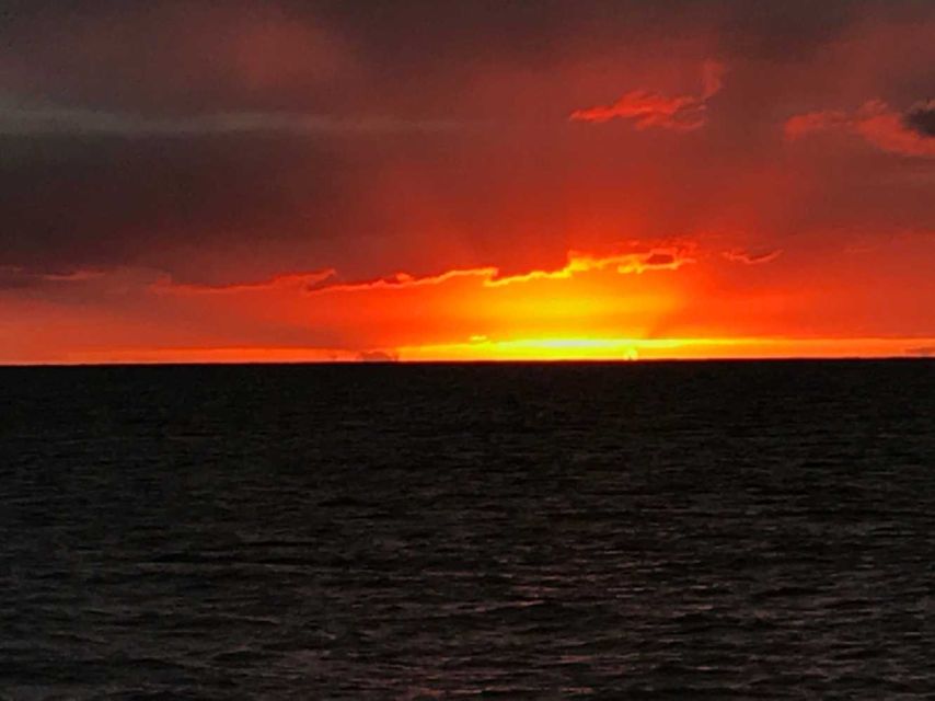 Oahu: Sunset sailing in small intimate groups - How to dress for Oahu at sunset (and why the rules are simple)