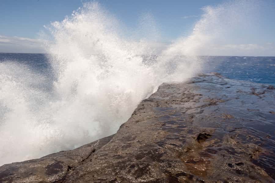 Oahu: Ultimate Pearl Harbor and Circle Island Tour - Nuʻuanu Pali Lookout: cliffs, wind, and the Battle of Nuʻuanu