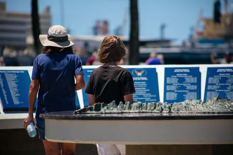 Oahu: USS Arizona Memorial and City Highlights Tour - Getting to the Pearl Harbor Visitor Center: bring light, think ahead