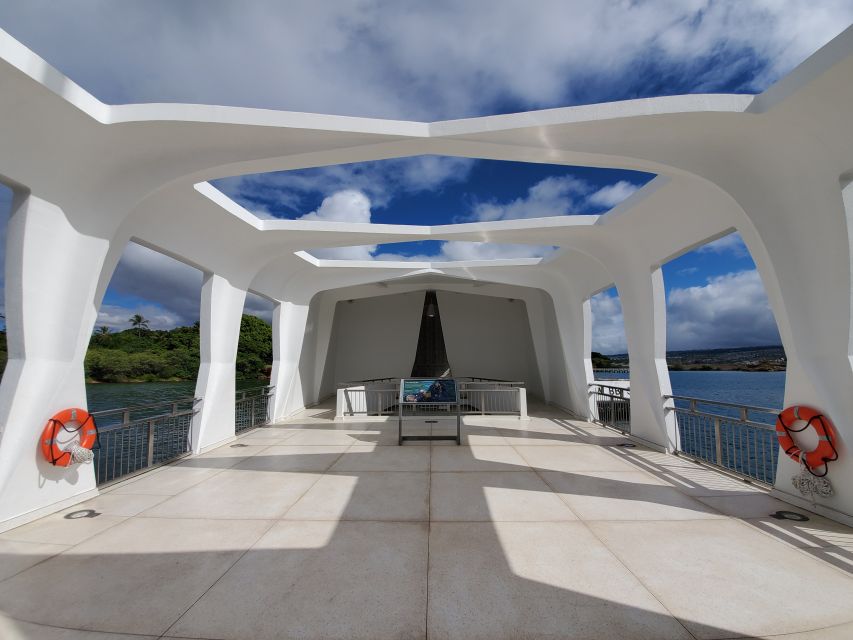 Oahu: USS Arizona Memorial Chief's Narrated Multimedia Tour - Multimedia narration with Jamie Lee Curtis and survivors