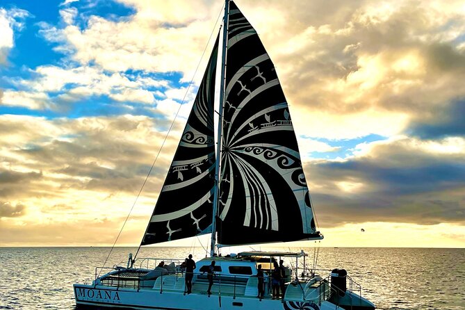 Oahu's Waikiki Coast: Moana’s Sunset Cocktail Sail - The Moana Catamaran experience: 47 people, real onboard comfort