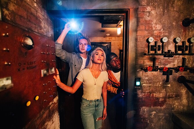 The Escape Game Honolulu: 60-Minute Adventures at Ala Moana - How the escape room works: multiple rooms, locked door, exit button
